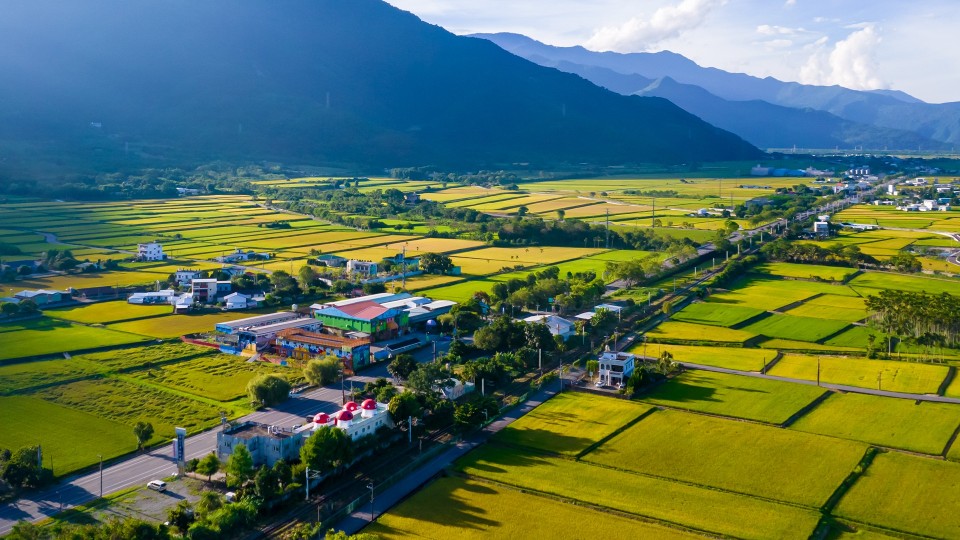 關山有全國第一條觀光休閒自行車道、第一座親水公園，也是臺東稻穀產量最多的地區。